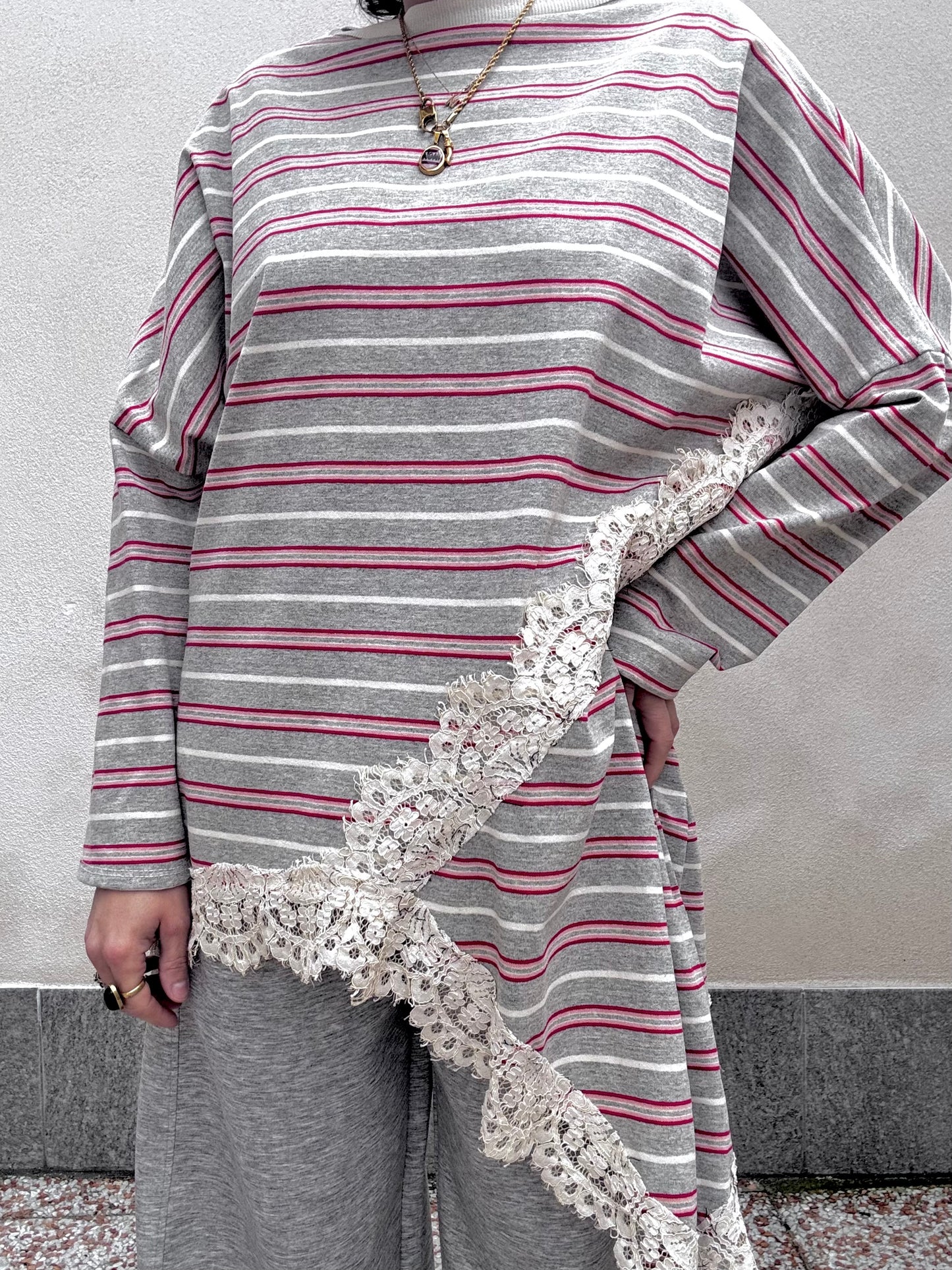 Maglia a righe con pizzo Grigio