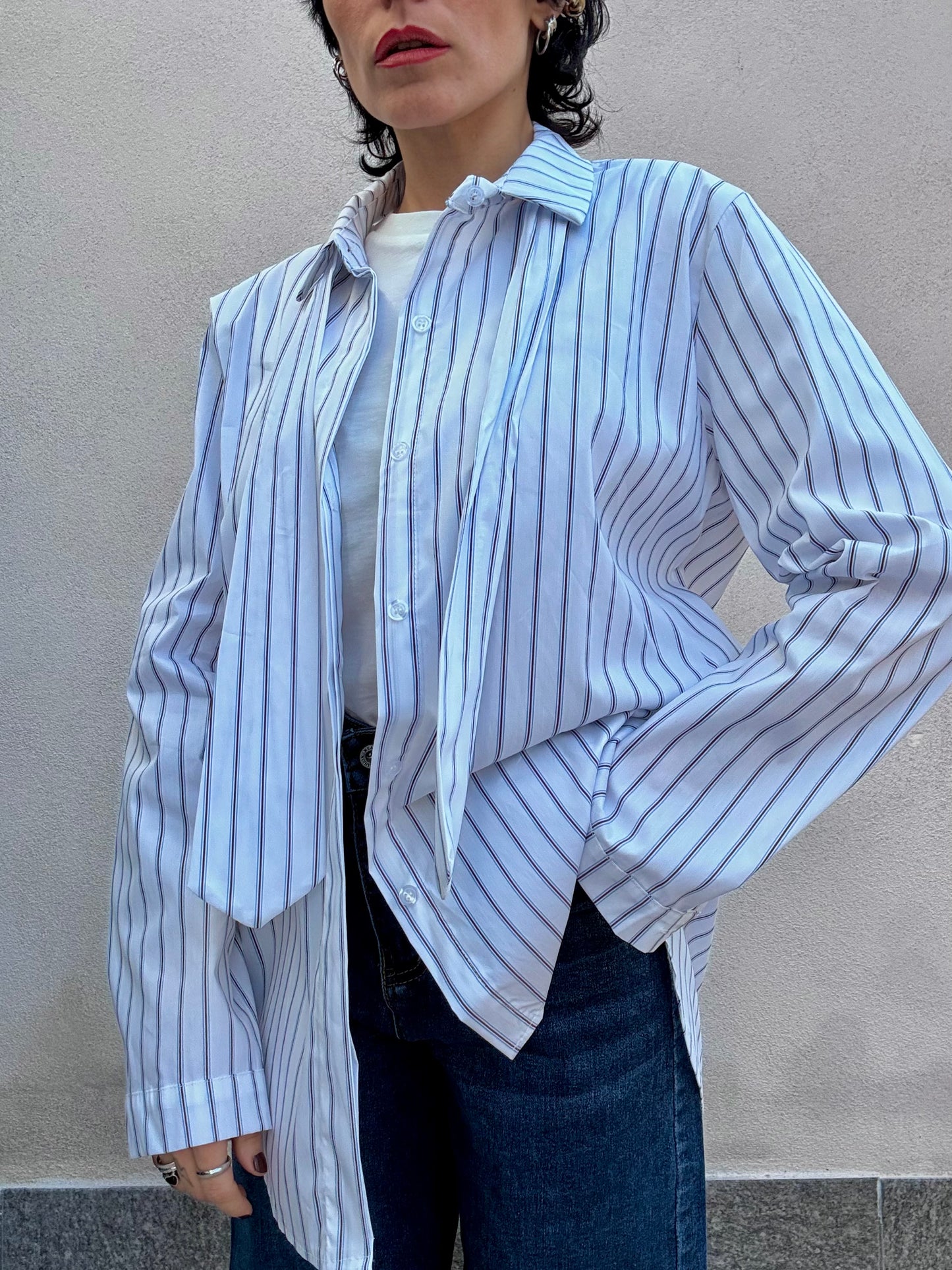 Camicia a righe con cravatta