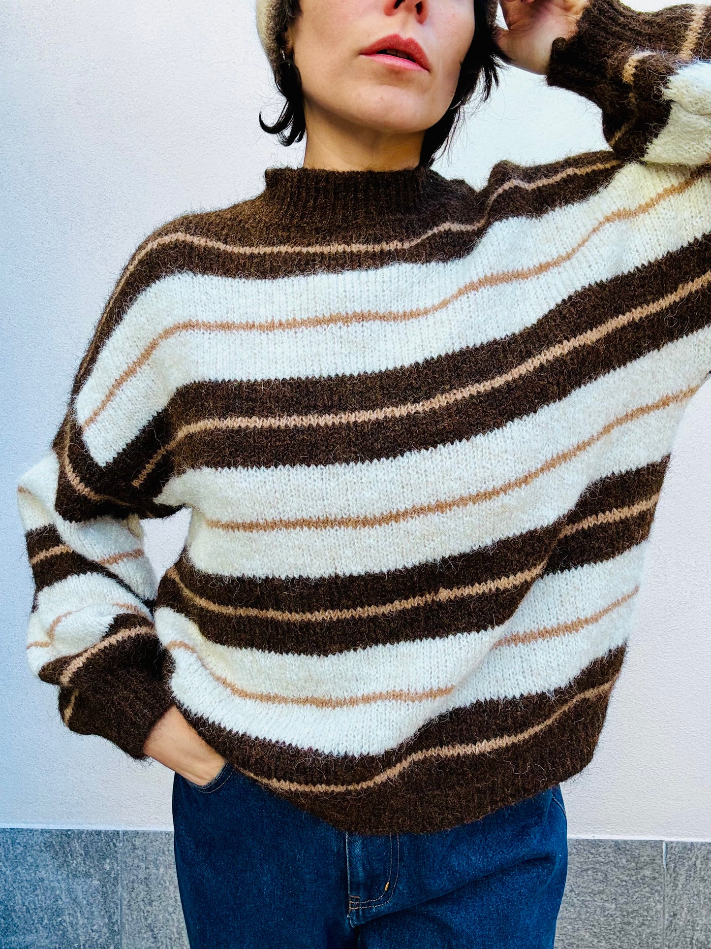 Maglioncino rigato manica a sbuffo marrone