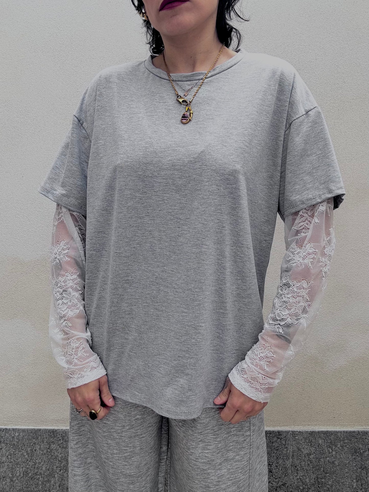 T-shirt manica in pizzo Grigia