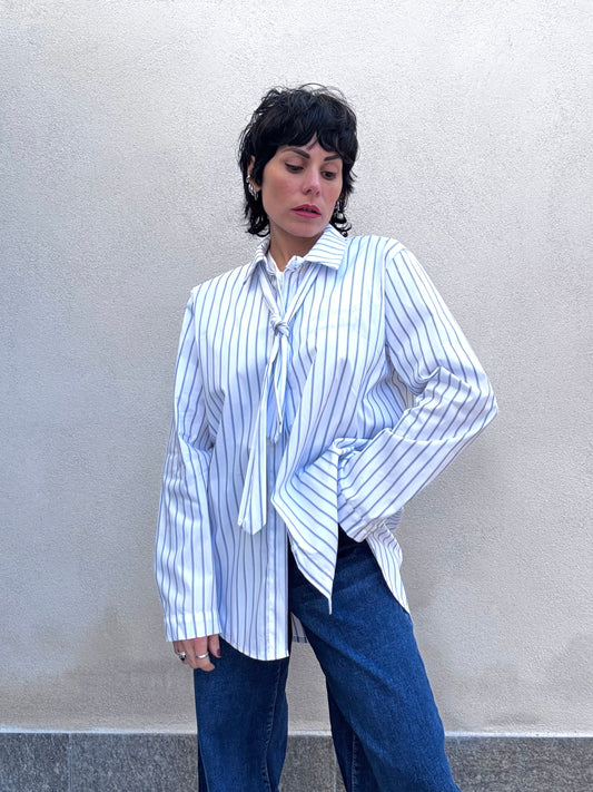 Camicia a righe con cravatta