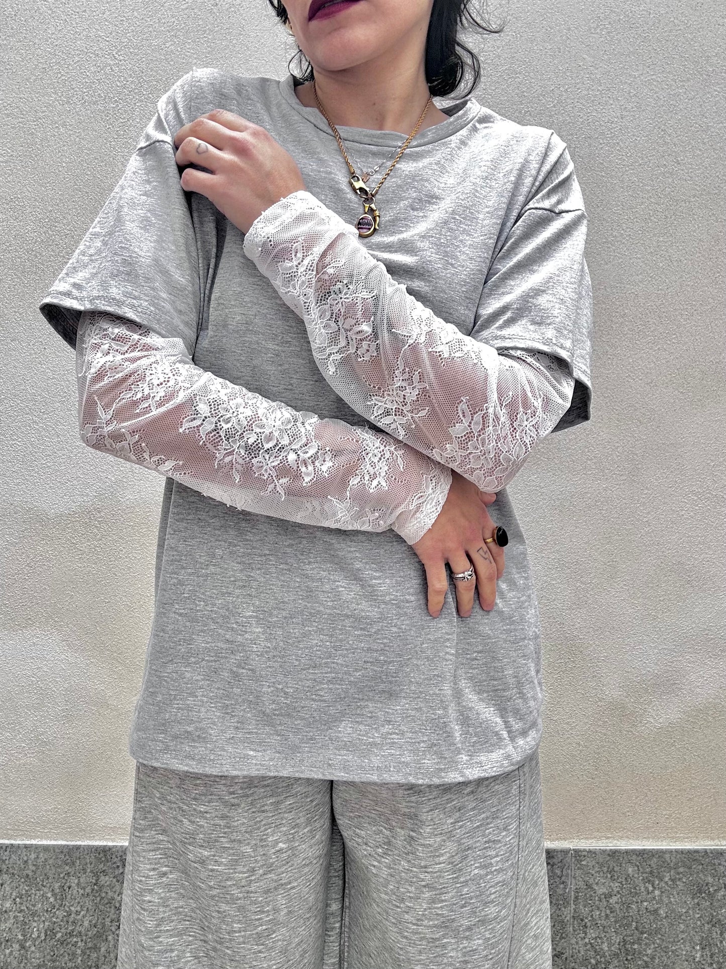 T-shirt manica in pizzo Grigia
