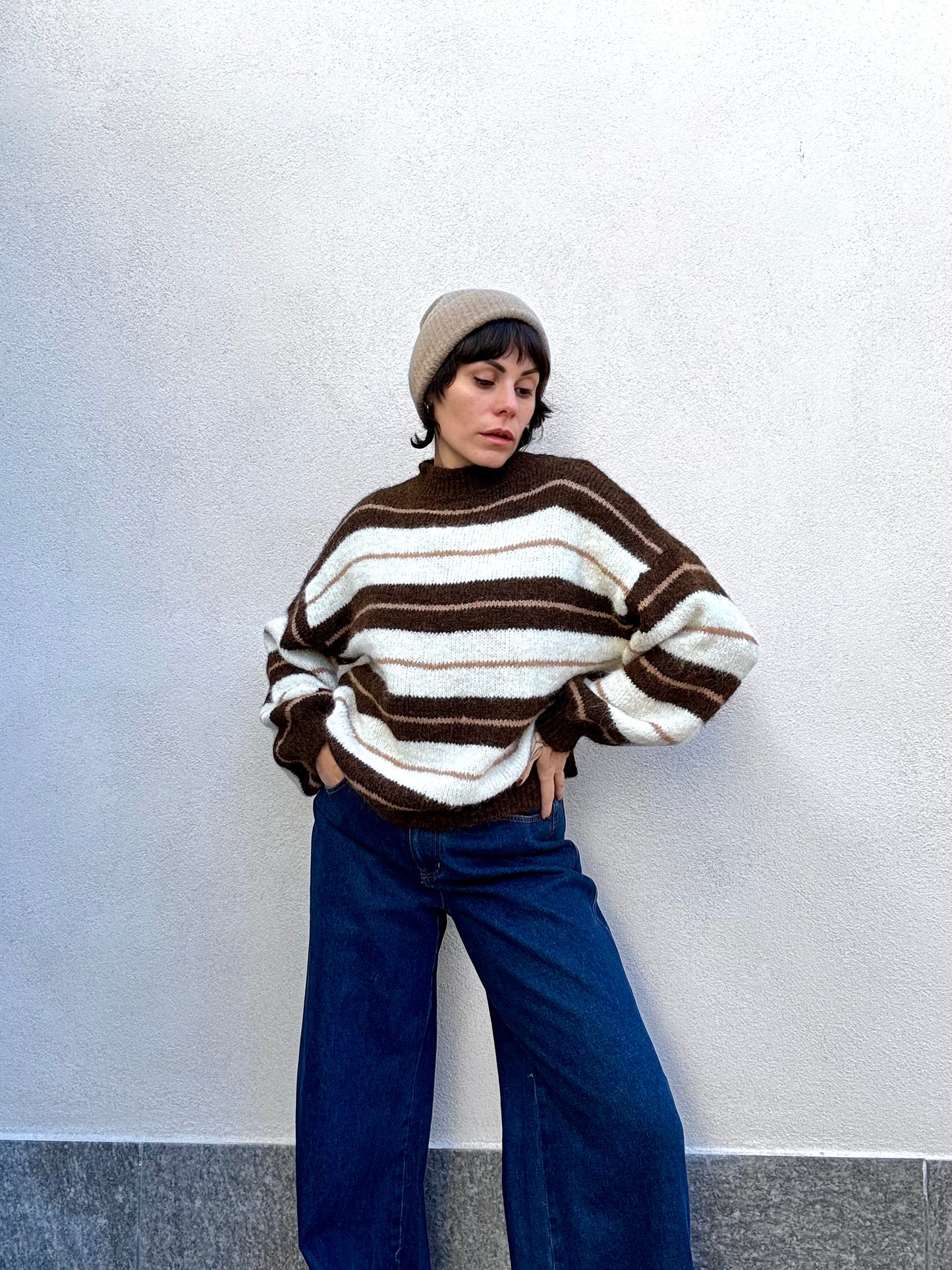 Maglioncino rigato manica a sbuffo marrone