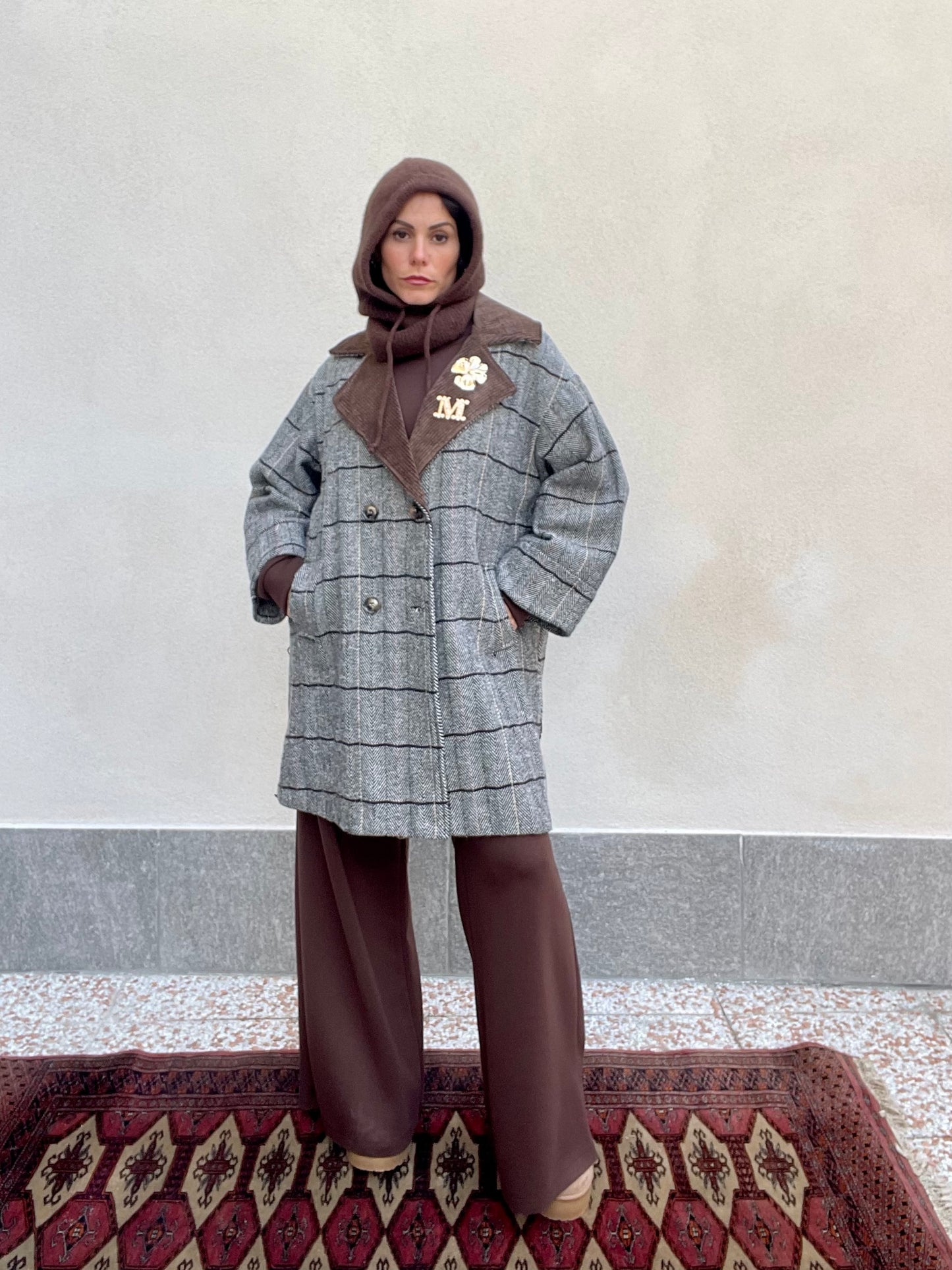 Cappotto spigato con spilla