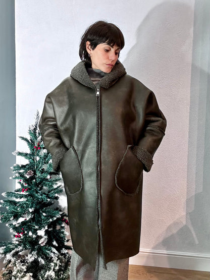 Eco montone con cappuccio lungo grigio scuro