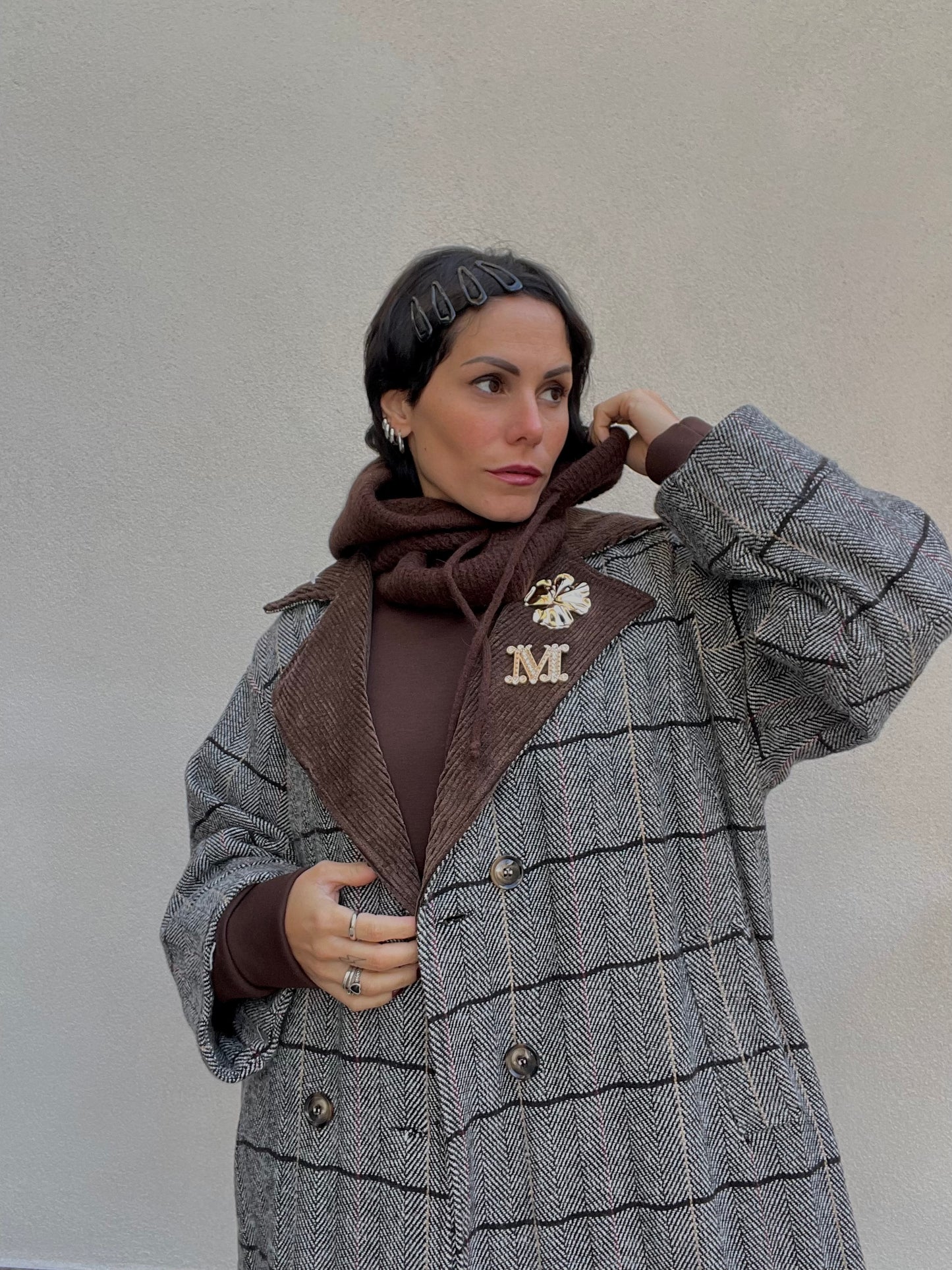 Cappotto spigato con spilla