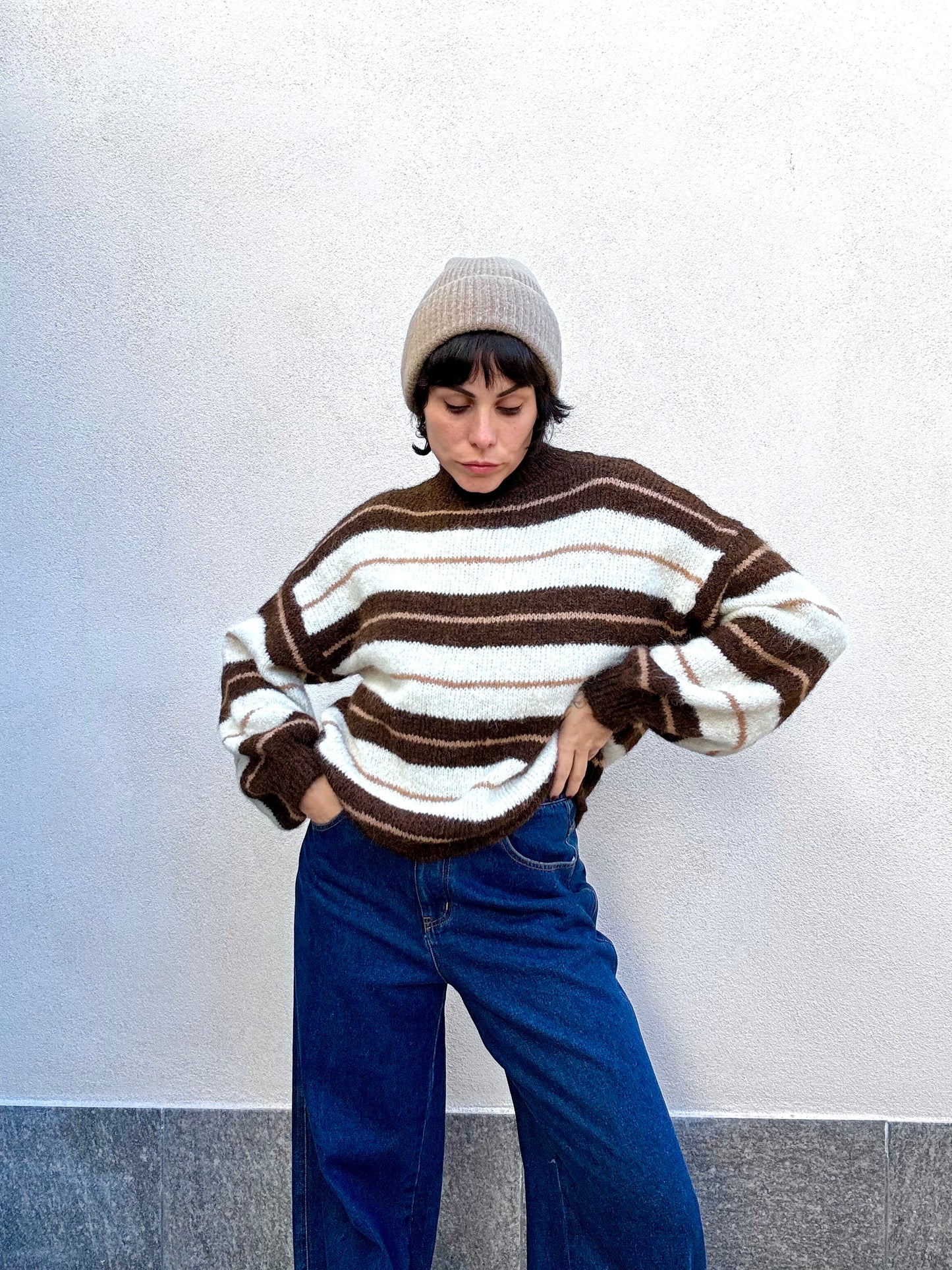 Maglioncino rigato manica a sbuffo marrone