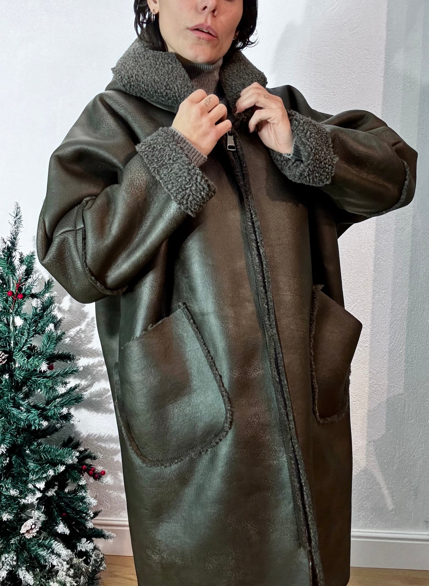 Eco montone con cappuccio lungo grigio scuro