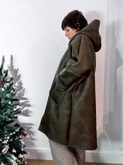 Eco montone con cappuccio lungo grigio scuro