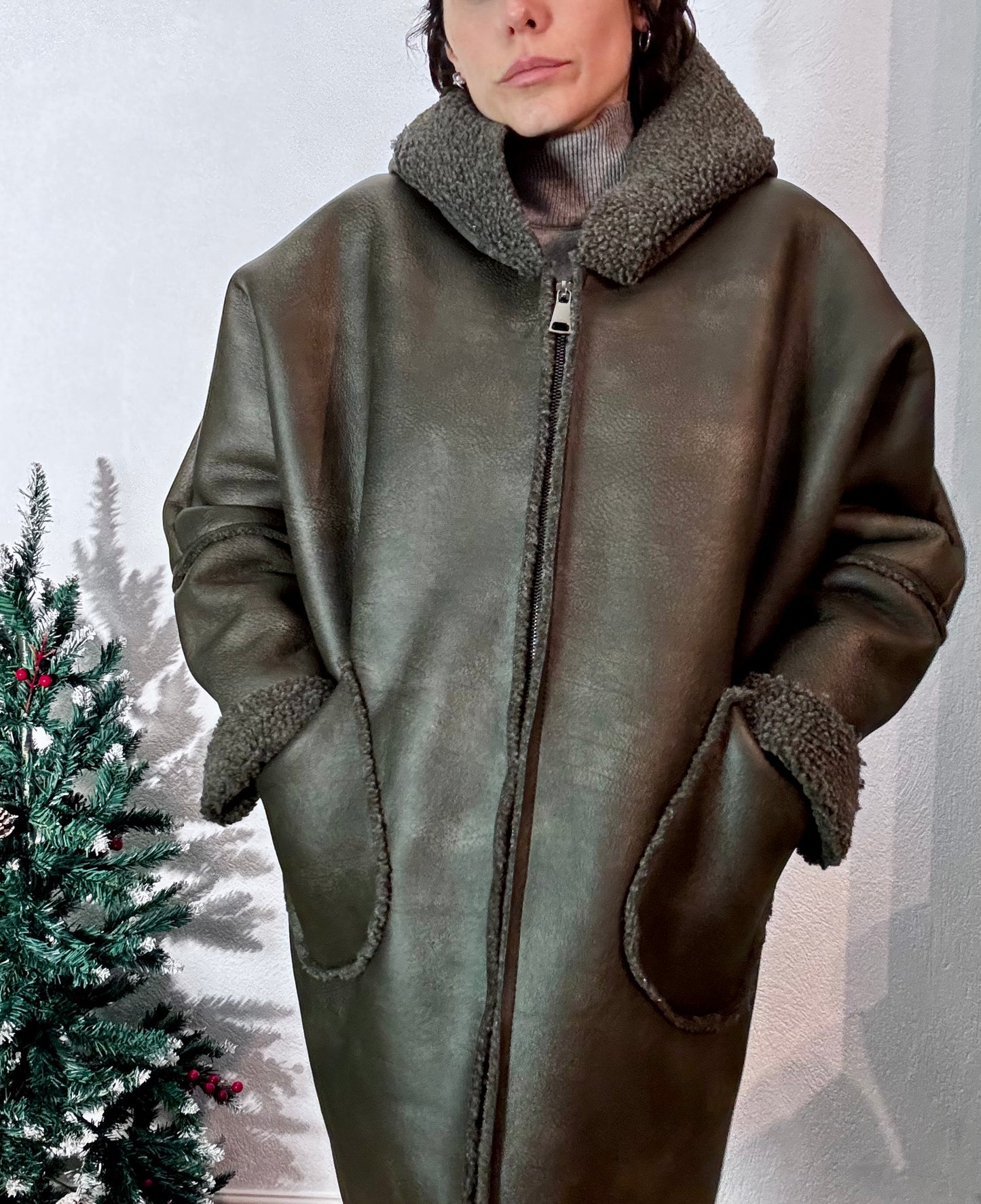 Eco montone con cappuccio lungo grigio scuro