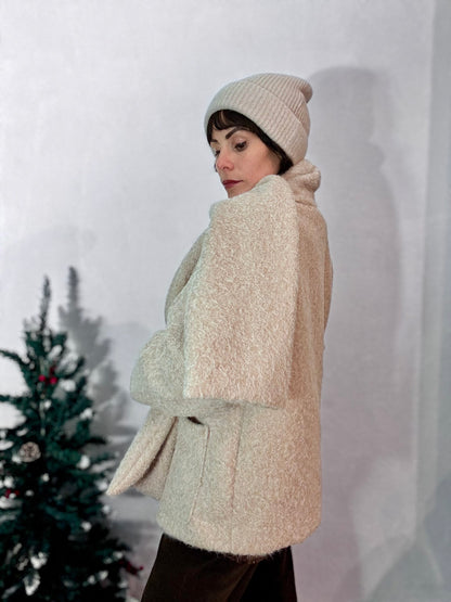 Cappottino con sciarpa panna