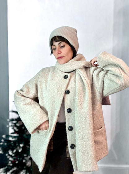 Cappottino con sciarpa panna