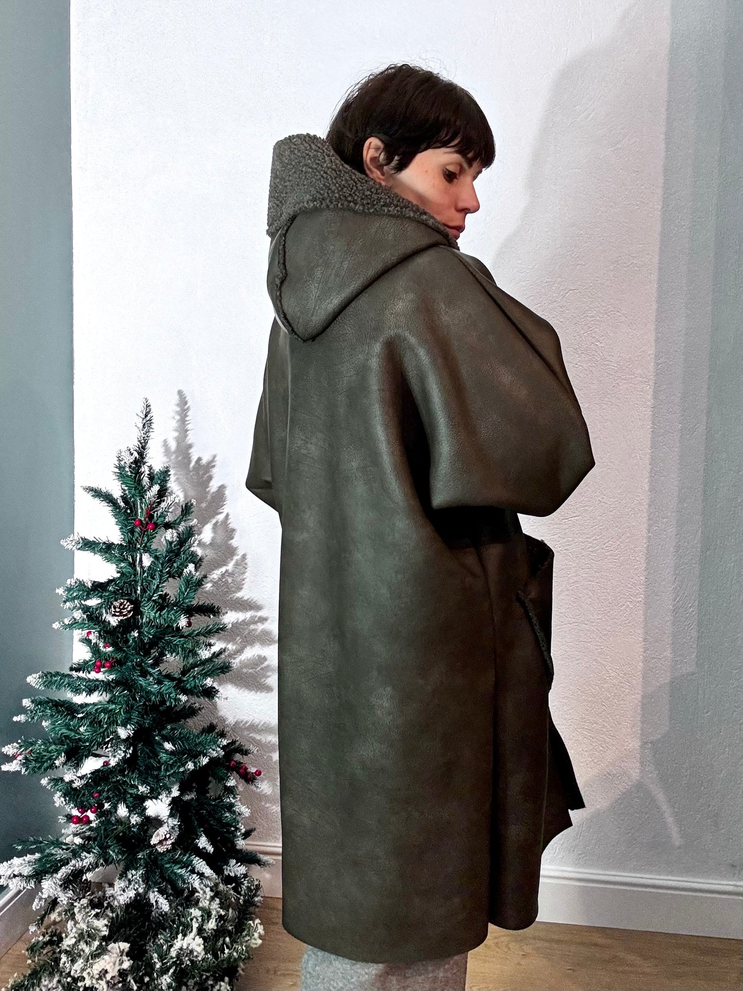 Eco montone con cappuccio lungo grigio scuro