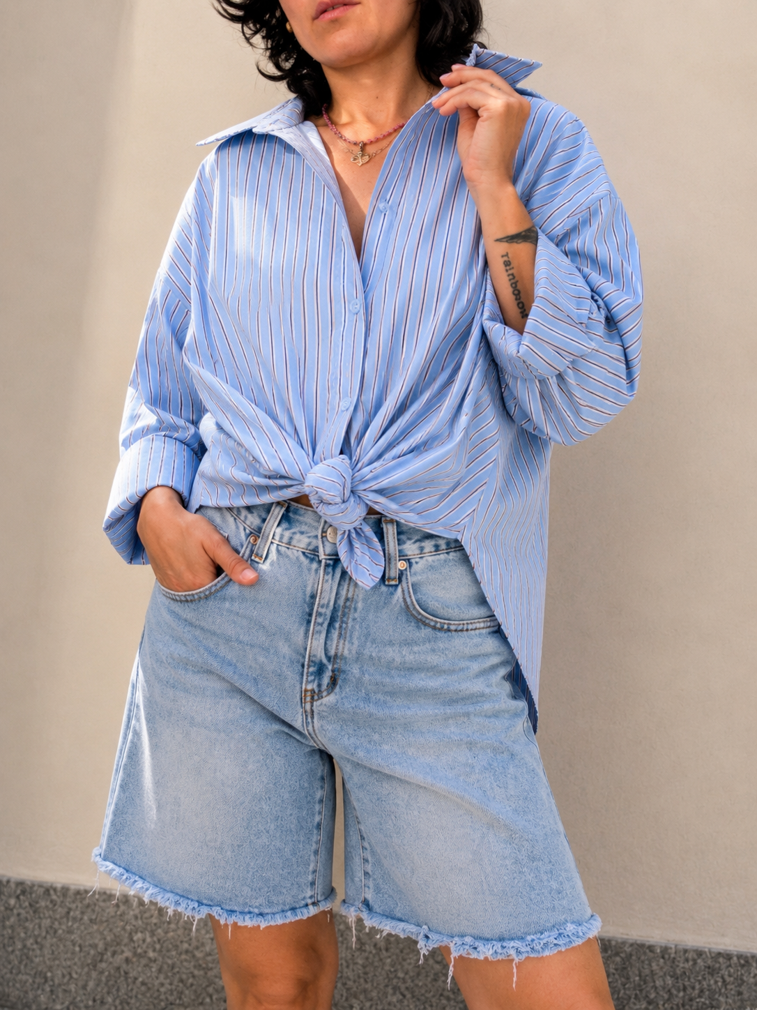 Camicia gessata con nodo