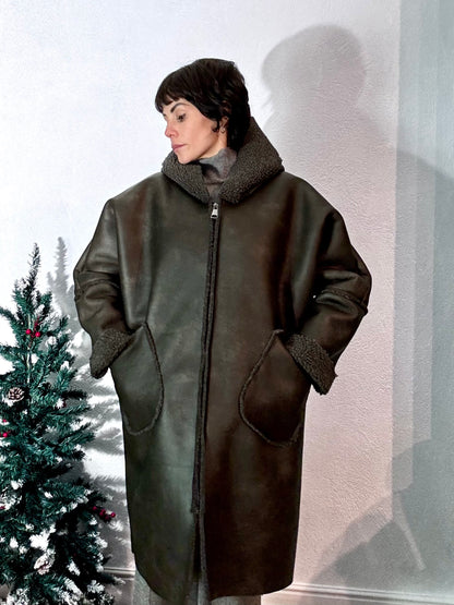 Eco montone con cappuccio lungo grigio scuro