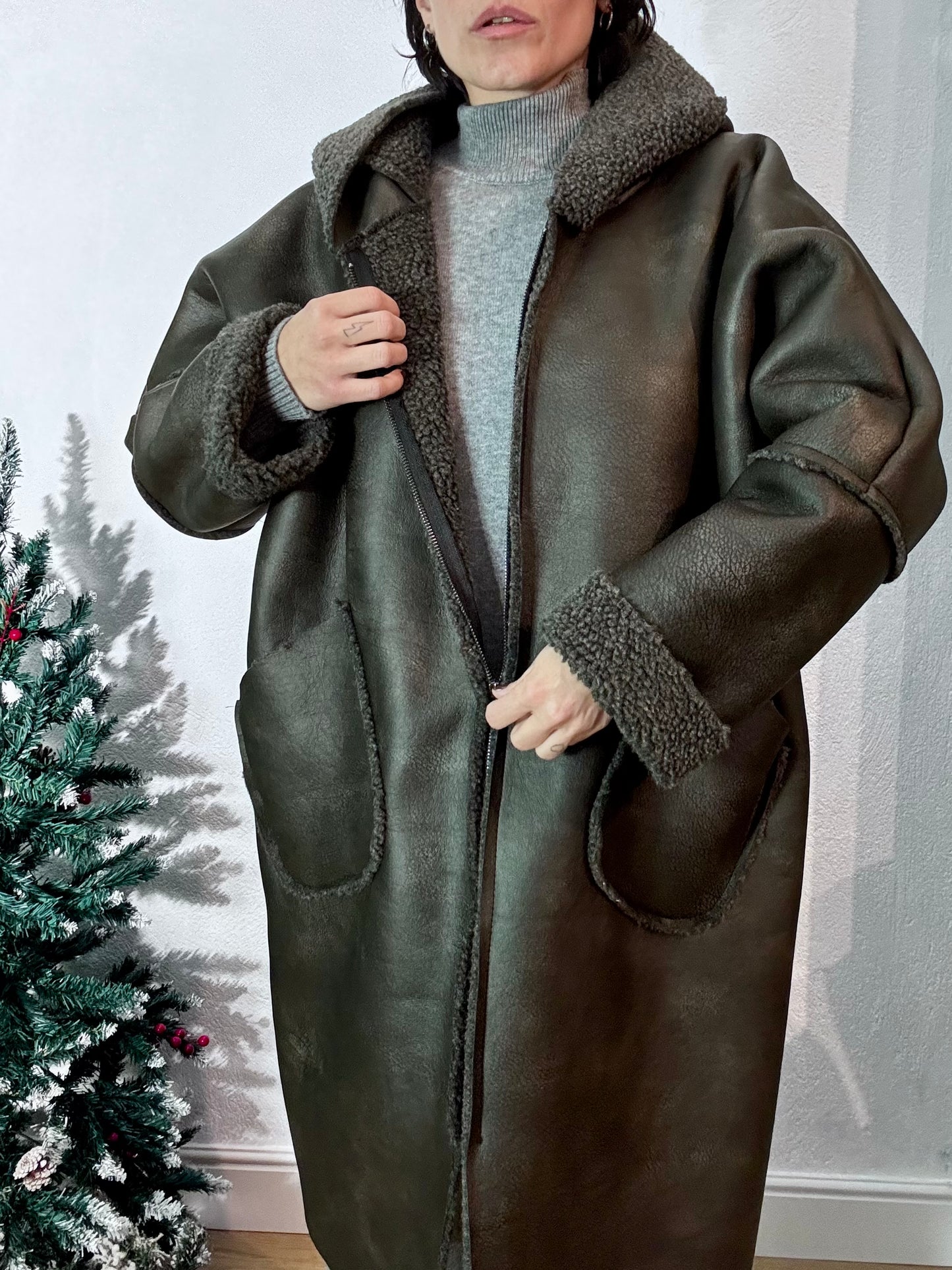 Eco montone con cappuccio lungo grigio scuro